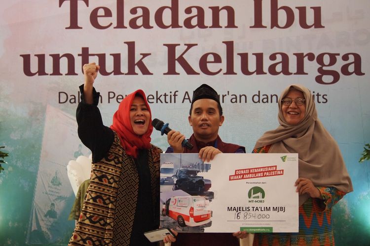 Di momen Hari Ibu, tim wakaf Dompet Dhuafa hadirkan kajian Teladan Ibu untuk Keluarga bersama Majelis Ta'lim Masjid Jami Bintaro Jaya, sekaligus memperkenalkan wakaf dan menggalang dana kemanusiaan untuk Palestina, Jakarta, Kamis (21/12/2023).