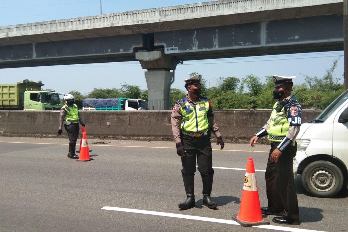 Uji Coba ganjil genap di tol Jakarta-Cilampek dimulai dari kilometer 47 tol hingga kilometer 70 tol Jakarta - Cikampek, Senin (25/4/2022).