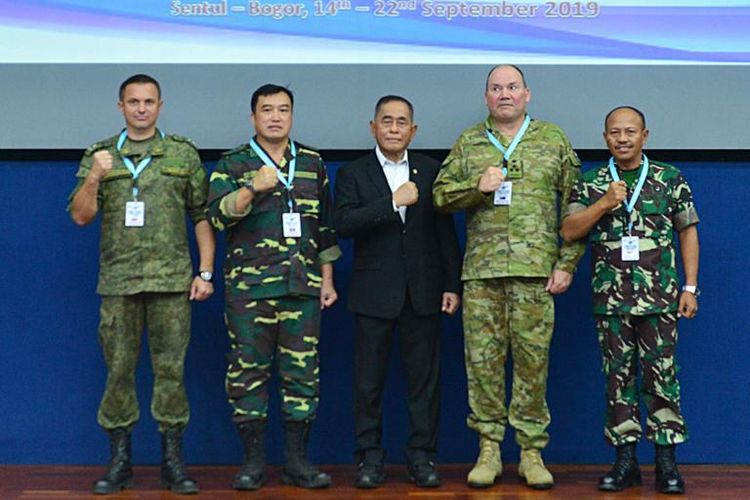 Menterian Pertahan (Menhan) RI Ryamizard Ryacudu (tengah) melakukan foto bersama dengan peserta Asean Defence Ministers Meeting (ADMM) di IPSC, Sentul, Bogor, Senin, (16/9/2019).