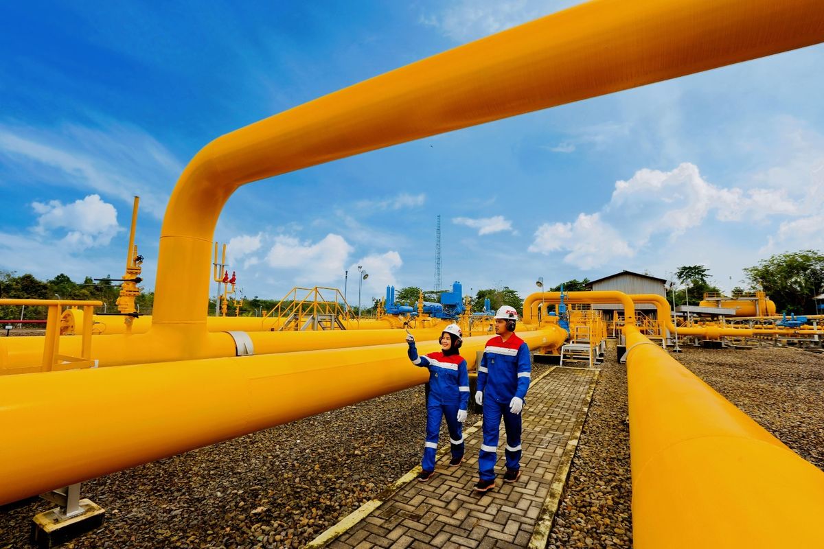 Petugas PGN memantau kondisi jaringan pipa gas dalam rangka memastikan distribusi gas bumi berjalan aman dan andal untuk mendukung kebutuhan energi nasional. 