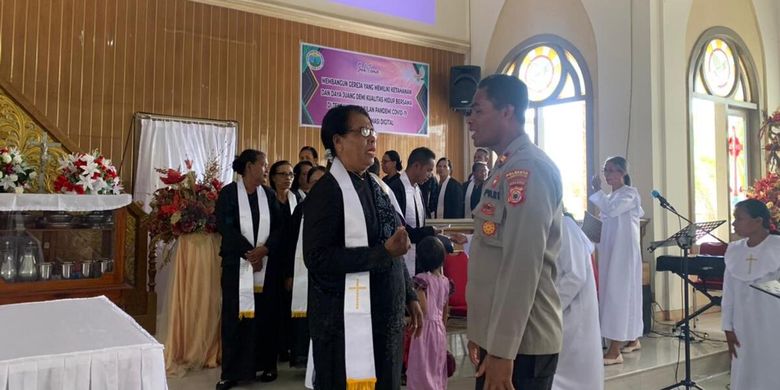 Kapolsek Pulau Haruku, Maluku Tengah, Iptu Julkisno kaisupy saat menyampaikan pesan damai kepada ratusan jemaat Gereja Betlehem di Desa Hualaliu, Kecamatan Pulau Haruku, Minggu (20/2/2022)