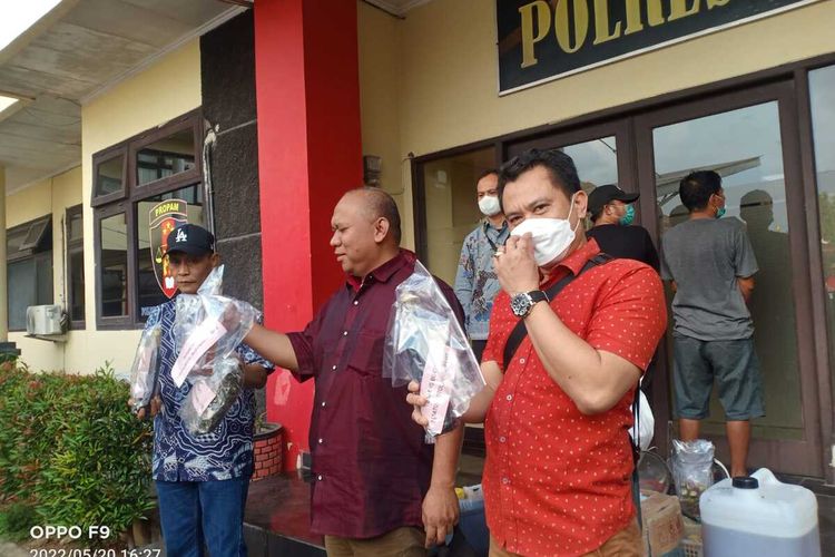 Satreskrim Polrestabes Palembang saat melakukan gelar perkara terkait penangkapan dua tersangka pengoplos madu, Jumat (20/5/2022).
