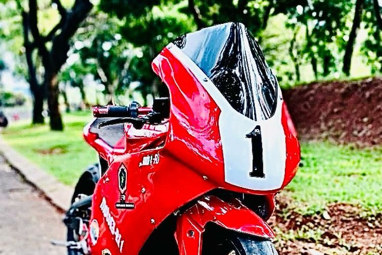 Muhammad Divokartono alias Divo Gimbal, punggawa Orang Senang Garage, memperkanalkan karya terbarunya berupa motor listrik custom bergaya motor balap yang diberi nama Moto-E R1 1.