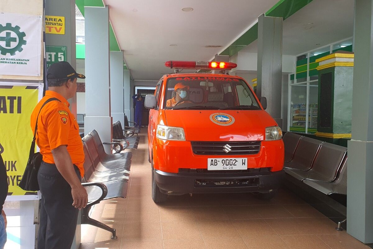 Tim Satlinmas Rescue Istimewa Wilayah Operasi II Pantai Baron membawa jenasah tanpa identitas masuk RSUD Wonosari. Selasa (9/7/2024)