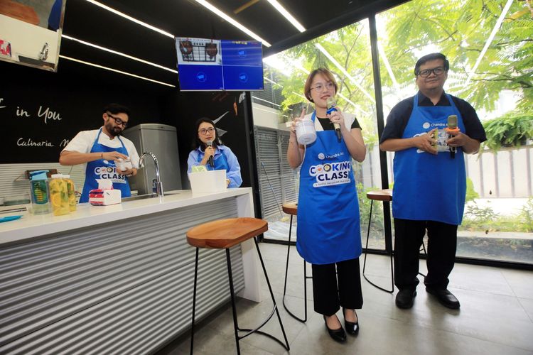 Chef Norman Ismail (kiri), Alexandra Adina (memegang mic) dan Prof. Nugraha Edhi Suyatma (kanan) dalam acara talkshow dan cooking class yang diadakan oleh PT Chandra Asri di Jakarta (4/10/2023).