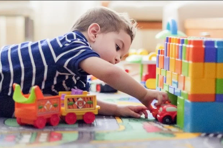 Mainan anak terbuat dari plasti berpotensi membahayakan kesehatan anak.