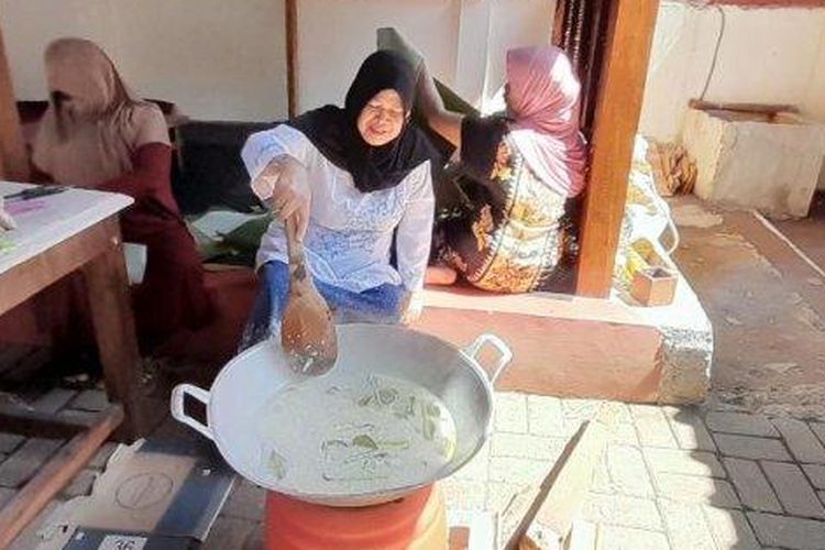 Warga membuat bubur atau jenang Suro di area Pesarean Ki Ageng Gribik, Kota Malang, Rabu (19/7). (SuryaMalang/Sylvianita Widyawati)