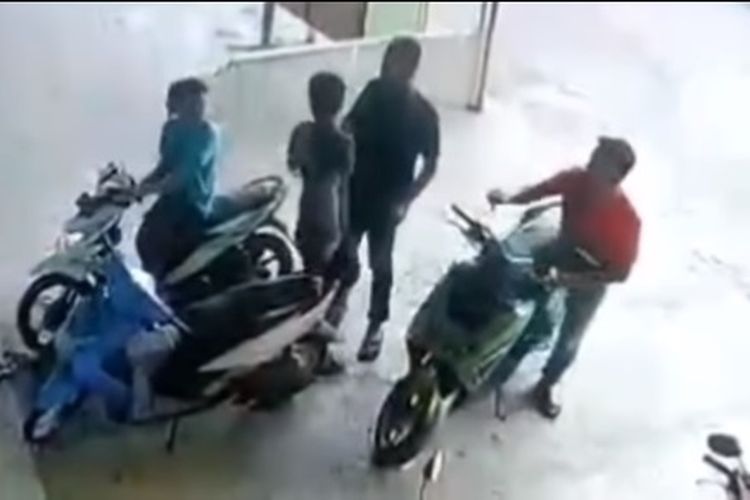 Viral di media sosial sebuah video rekaman kamera CCTV yang memperlihatkan dua anggota polisi berpakaian preman menangkap diduga seorang pengguna narkoba.
