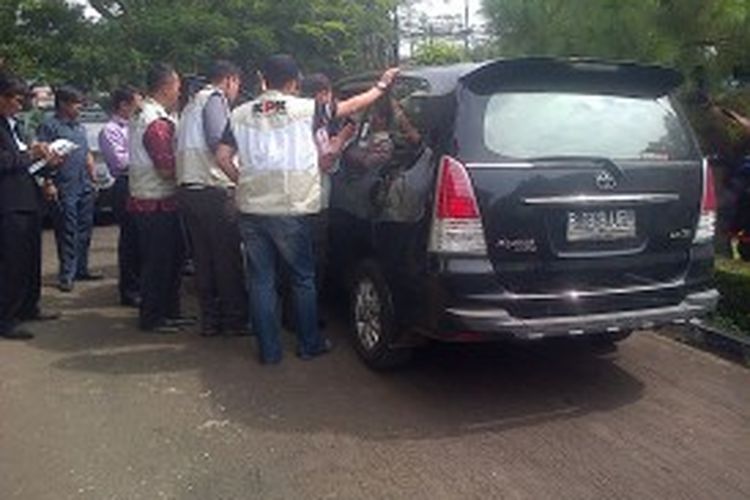 KPK rekonstruksi penerimaan suap hakim di dalam mobil milik Setyobudhi, Rabu (3/7/2013). 