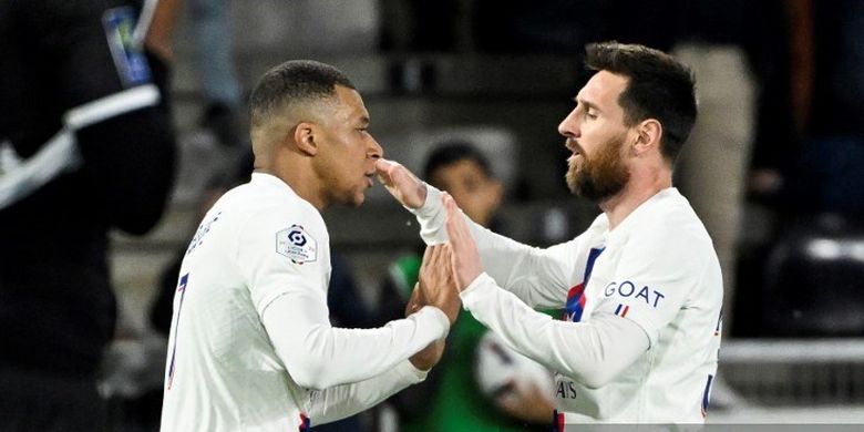 Penyerang Paris Saint-Germain, Kylian Mbappe (kiri), melakukan selebrasi bersama Lionel Messi usai mencetak gol kedua melawan Angers dalam pertandingan Ligue 1 di Stadion Raymond-Kopa, Angers, Sabtu (22/4/2023) dini hari WIB. Terkini, Mbappe sebut dirinya pantas meraih Ballon d'Or di tengah pencapaian hebat Messi dan Haaland.