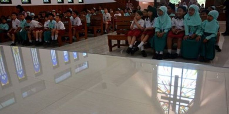 Siswa SD Islam Ar-Rahman mengunjungi gereja di SD Kristen Petra Jombang, Jawa Timur, Selasa (05/11) untuk belajar mengenal tempat ibadah agama lain serta mengajarkan toleransi dan saling menghargai perbedaan. 
