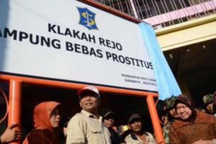 Wali Kota Surabaya, Tri Rismaharini meresmikan Kampung Klakah Rejo Bebas Prostitusi usai Deklarasi Penutupan Lokalisasi, Minggu (25/8/2013). 
