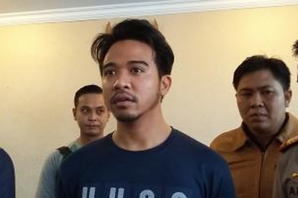 Roby Satria saat berada di Mapolsek Kuta Utara. 