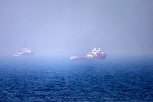Kapal Tanker Meledak Kena Ranjau Selat Hormuz Usai Lewat Rute Ilegal
