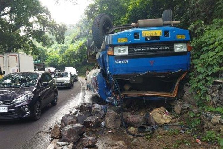 Kecelakaan terjadi di jalur mudik Jalan Raya Cipatat, Kabupaten Bandung Barat (KBB), Jawa Barat, Minggu (7/4/2024). Truk tangki pengangkut minyak sawit terbalik. Tumpahan minyak membuat jalan menjadi licin. Kecelakaan di Cipatat ini menewaskan tiga orang.