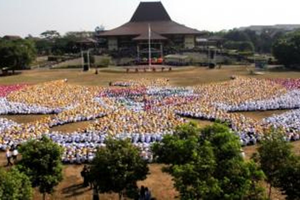 Formasi Garuda pancasila di lapangan Graha Sabha Pramana, UGM.