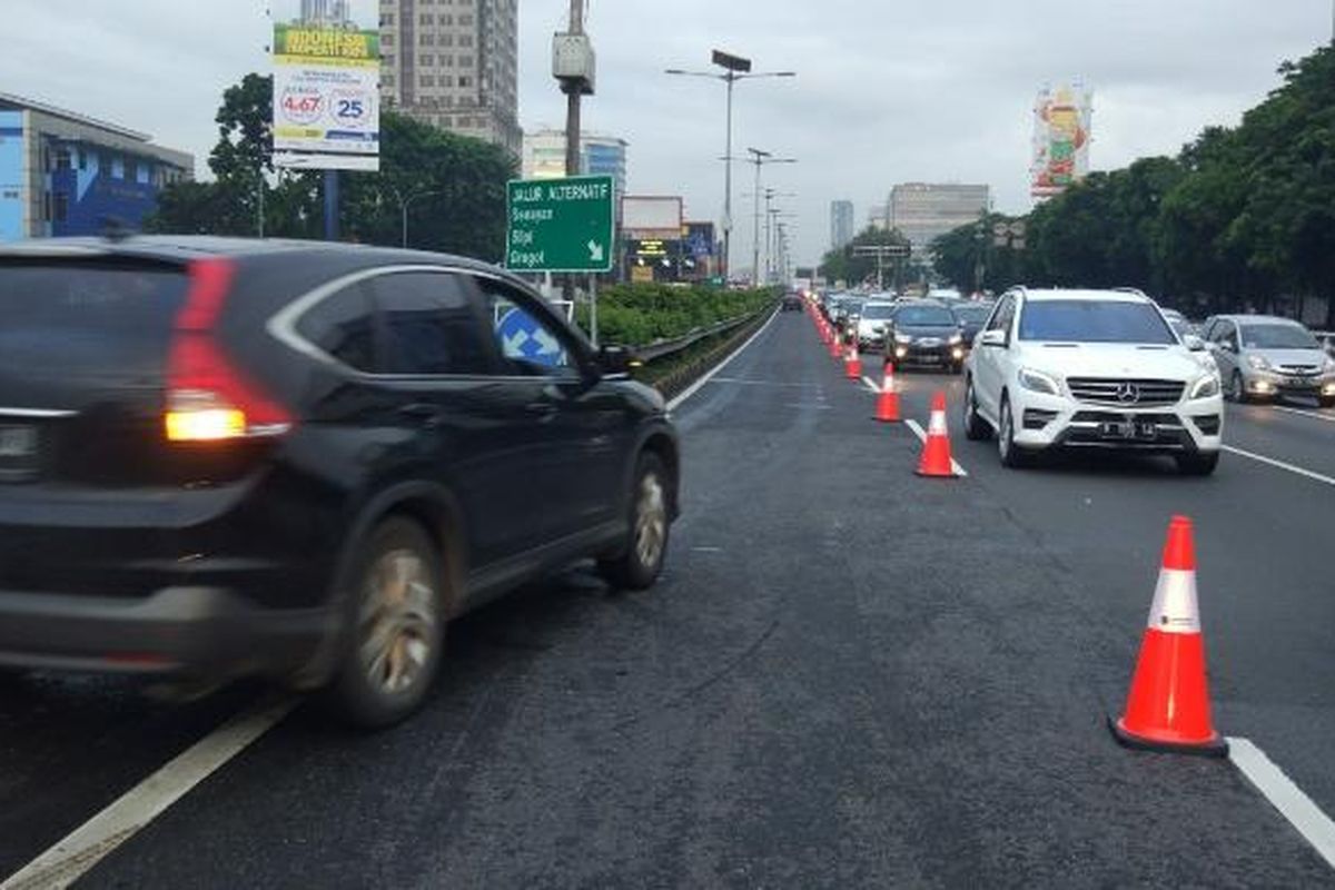 PT Jasa Marga (Persero) Tbk memberlakukan pengaturan lalu lintas contraflow Cawang-Semanggi, Jakarta, Senin (13/2/2017).