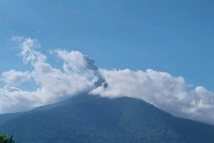 Gunung Lewotobi Laki-laki mengeluarkan asap tebal saat terjadi erupsi Kamis (11/4/2024) pukul 08.05 Wita