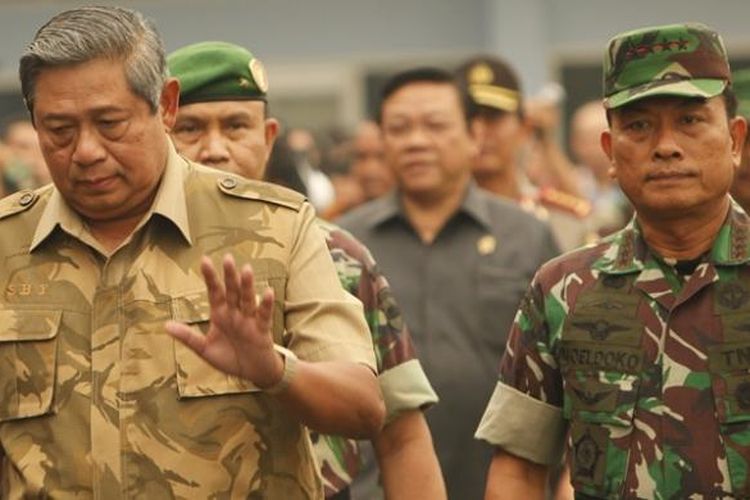 Presiden Susilo Bambang Yudhoyono tiba di Landasan Udara Roesmin Nurjadin, Pekanbaru, Riau, Sabtu (15/3/2014). Pesawat kenegaraan sudah bisa mendarat di Pekanbaru karena kabut asap kemarin mulai berkurang sehingga jarak pandang meningkat. Presiden meninjau salah satu lokasi kebakaran hutan di Rimbo Panjang. 