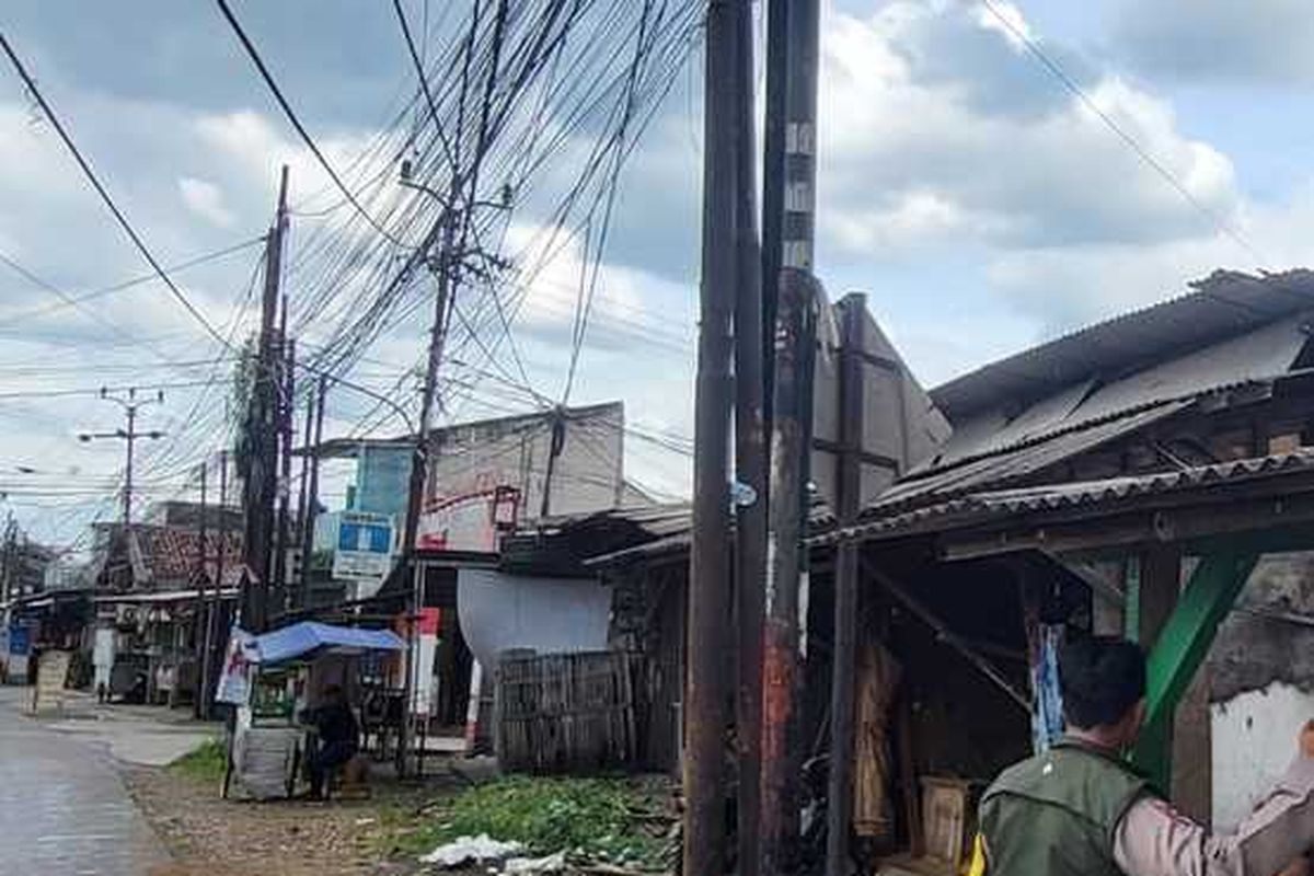 Lokasi tewasnya teknisi internet karena tersengat aliran listrik di Jalan Raya Pomad, Kelurahan Karadenan, Kecamatan Cibinong, Kabupaten Bogor, Jawa Barat, Rabu (23/4/2025).