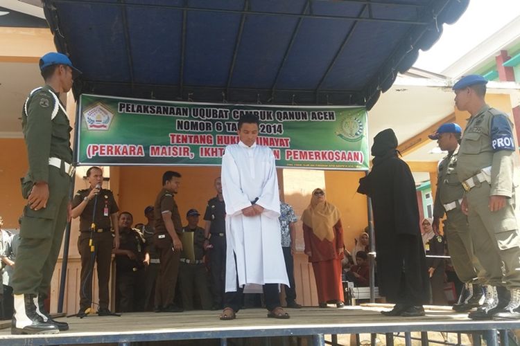 M Ali alias Marko (38 tahun) sedang dieksekusi cambuk oleh seorang algojo saat pelaksanaan uqubad cambuk dilakukan didepan Gedung Olah Seni (GOS) Takengon, Aceh Tengah, Aceh, Kamis (12/10/2017). Marko adalah pelaku pertama kasus pemerkosaan yang mendapatkan hukuman cambuk di Aceh Tengah.