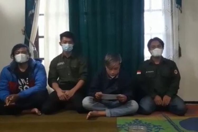 Iqbal Fauzi Pratama (ke-2 dari kanan) sedang membacakan permohonan maaf karena telah melanggar perutaran pendakian di Gunung Sindoro via Banaran, Kabupaten Wonosobo, Jawa Tengah, Sabtu (21/8/2021)