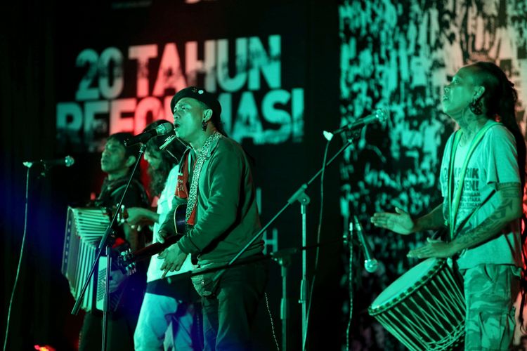 Marjinal tampil saat panggung puisi dan musik dengan tema 20 Tahun Reformasi, Kembali ke Rumah Rakyat di Gedung DPR, Jakarta, Selasa (8/5/2018). Sejumlah menteri seperti Retno Marsudi dan Susi Pudjiastuti tampil membawakan puisi.