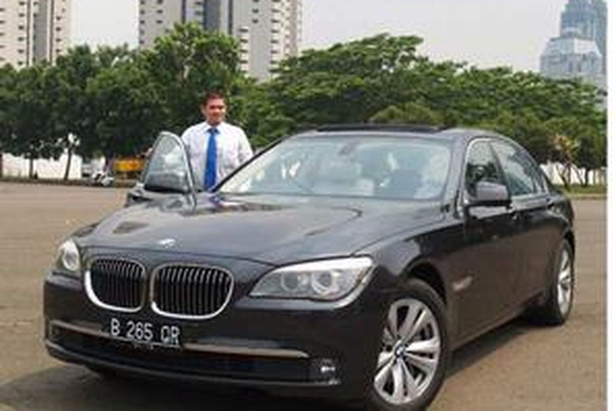 BMW 730 Li dilengkapi dengan fitur teknologi canggih yang memberikan kenyamanan dan kemewahan.