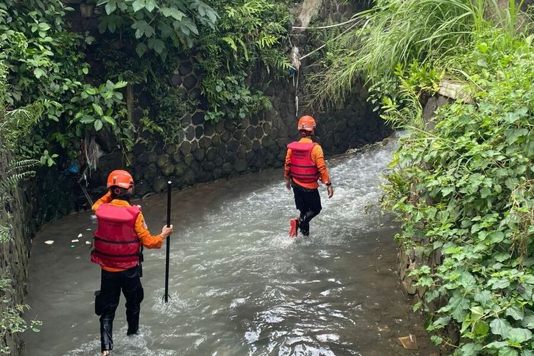Main Hujan Berujung Petaka, Bocah 4 Tahun di Bojonggede Hanyut dan Ditemukan Tewas