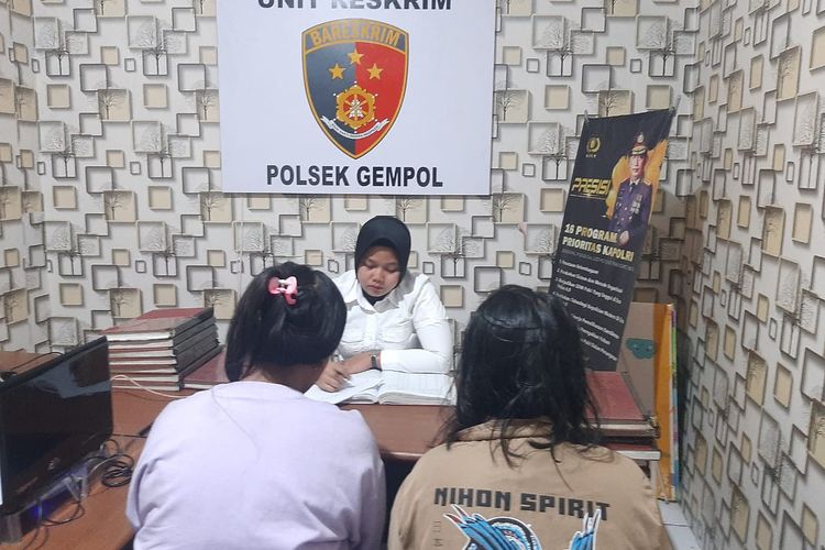 Dua dari keempat pelajar yang hilang di Pasuruan saat diperiksa jajaran Polsek Gempol, Selasa (29/11/2022).
