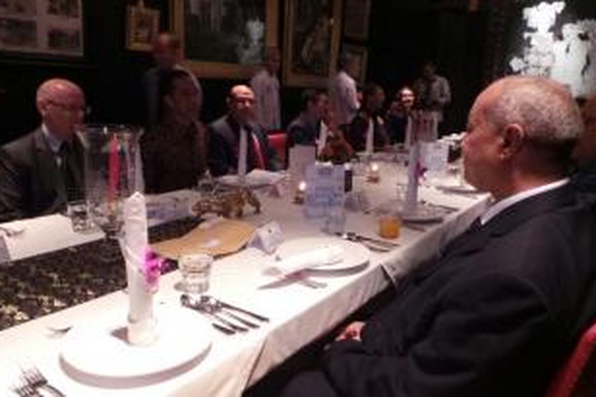Gubernur Jakarta Joko Widodo menghadiri acara makan malam dengan 14 duta besar negara di Timur Tengah di resto bergaya antik, Kunstkring, Menteng, Jakarta Pusat, Senin (5/5/2014).