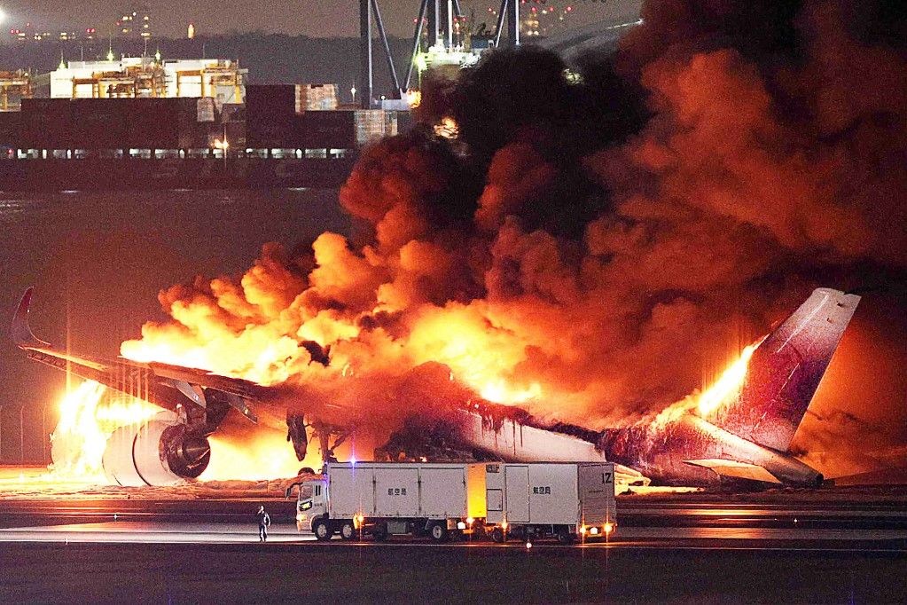 UPDATE Japan Airlines Terbakar, 5 Kru Pesawat Penjaga Pantai Tewas