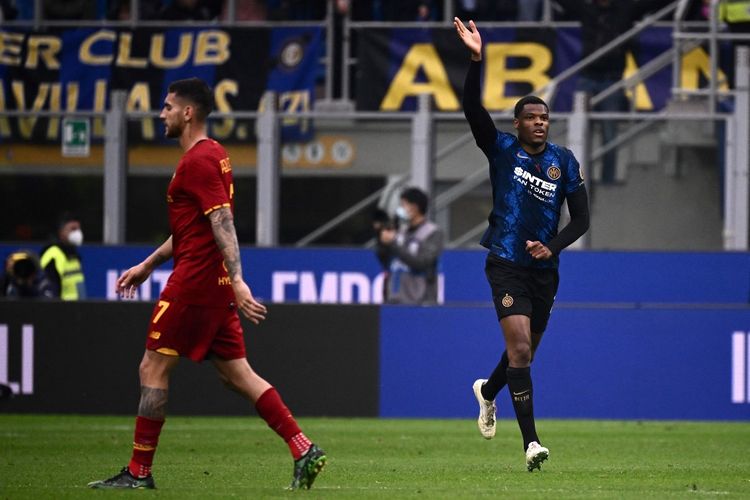 Bek kanan Inter Milan Denzel Dumfries (kanan) merayakan golnya ke gawang AS Roma pada laga pekan ke-34 Liga Italia 2021-2022 di Stadion Giuseppe Meazza, Sabtu (23/4/2022) malam WIB.