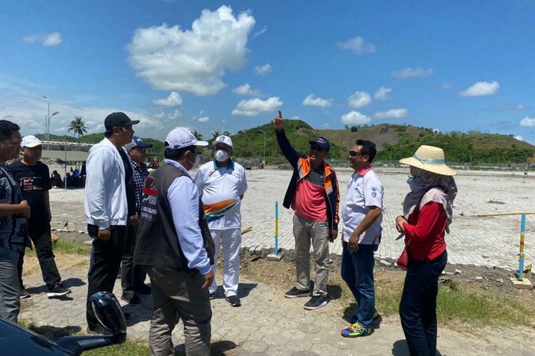 Sekertaris Daerah NTB, H. Lalu Gita Aryadi menggelar rapat persiapan DNA tinjauan lapangan lokasi penukaran tiket dan UKM di kawasan Sirkuit Mandalika Lombok Tengah, Minggu (30/10/2022)