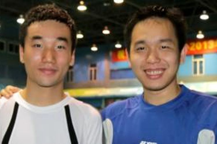 Pebulu tangkis Indonesia, Hendra Setiawan (kanan), berfoto bersama penggemarnya, Tsui Lok Yin, usai pertandingan semifinal BWF World Championships 2013, di Tian-He Indoor Gymnasium, Guangzhou, China, Sabtu (10/8/2013).