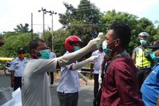 Petugas Kesehatan Cek Suhu Tubuh Warga Melintas di Perbatasan Manggarai Timur