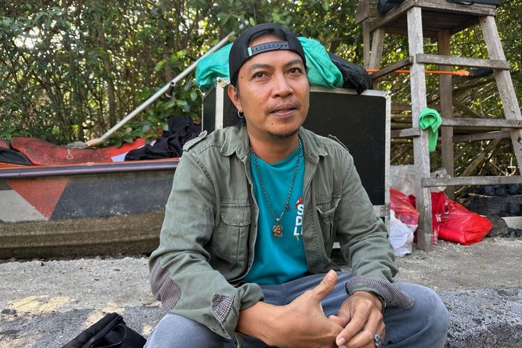 Musisi band rock asal Pulau Dewata Bali, Navicula sekaligus aktivis lingkungan, Gede Robi Supriyanto alias Robi (45) saat ditemui di sela-sela acara Kopi Sadar Lingkungan (Kopdarling) di Taman Hutan Raya (Tahura) Ngurah Rai, Denpasar, Bali pada Kamis (19/9/2024).