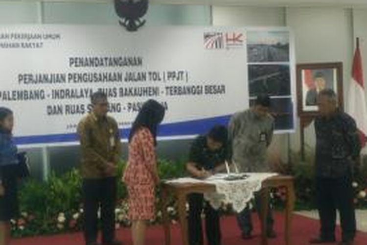 Penandatanganan Perjanjian Pengusahaan Jalan Tol untuk tiga ruas jalan tol, di Kementerian Pekerjaan Umum dan Perumahan Rakyat, Jakarta, Jumat (4/9/2015).