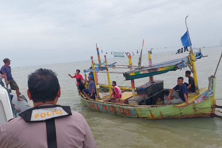 Sat Polairud Polres Karawang tengah melakukan pencarian nelayan yang hilang di perairan Cilamaya, Karawang, Jawa Barat, Jumat (3/2/2023).