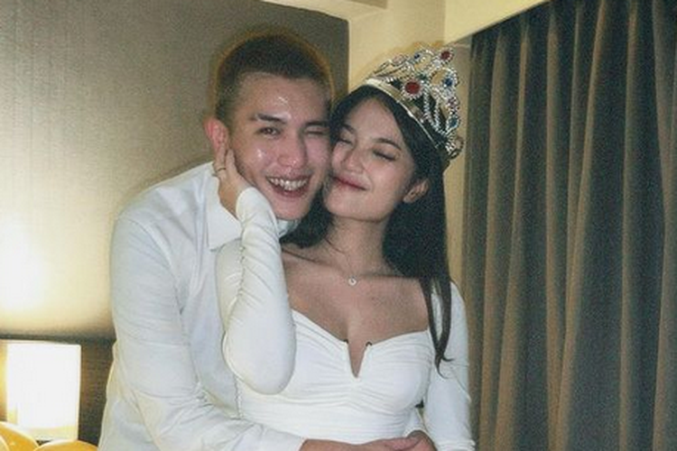 Penyanyi Julian Jacob (kiri) bertunangan dengan Mirriam Eka.