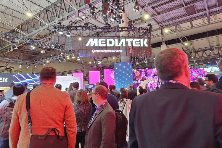 Suasana booth MediaTek di MWC 2024, Selasa (27/2/2024). MediaTek memamerkan sejumlah teknologi baru, salah satunya chip untuk solusi 5G IoT. 