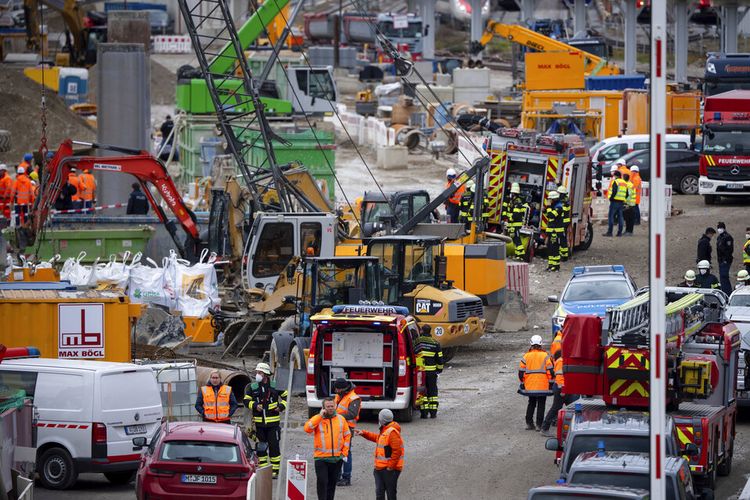 Petugas pemadam kebakaran, polisi, dan pegawai kereta api terlihat di sebuah lokasi kereta api di Munich, Jerman, Rabu, 1 Desember 2021. 