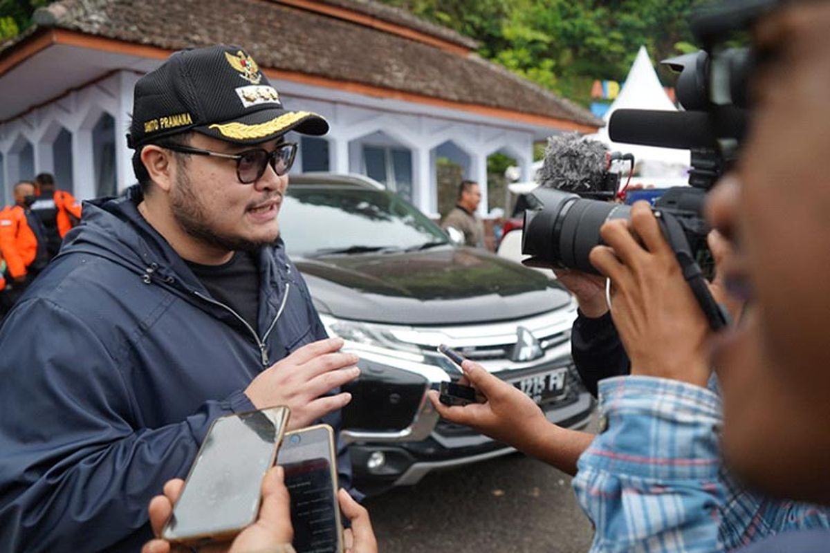 Mas Dhito selepas memberikan hadiah kepada pemenang Dholo KOM Challenge.