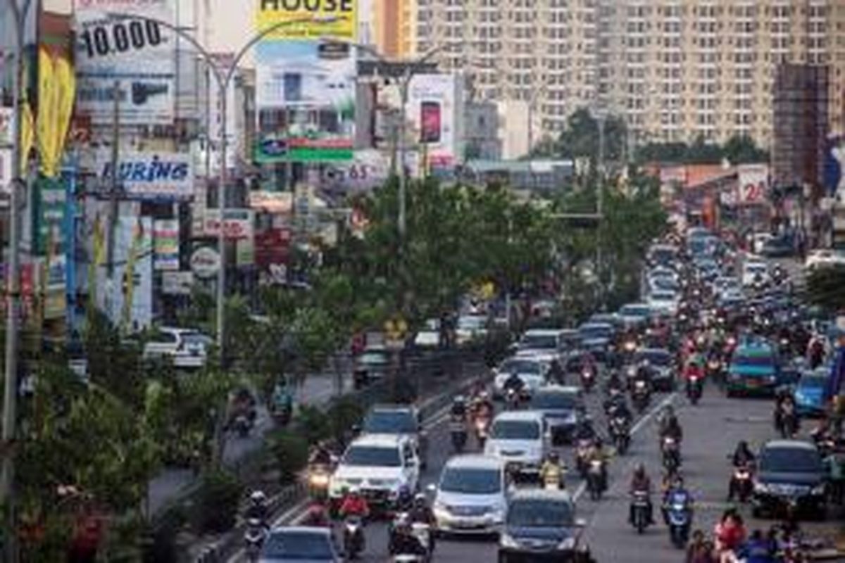 Jalan Raya Margonda, Depok, Jawa Barat, Kamis (10/10/2013). Jalan utama di kota ini tidak memiliki ruang hijau. Kondisi diperparah dengan kemacetan lalu lintas yang sering terjadi.