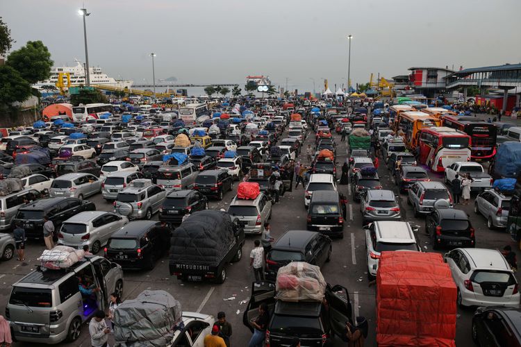 Antrean kendaraan roda empat memadati area Pelabuhan Merak, Cilegon, Banten, Rabu (19/4/2023). Puncak arus mudik Lebaran 2023 diperkiran terjadi mulai tanggal 18 hingga 21 April.