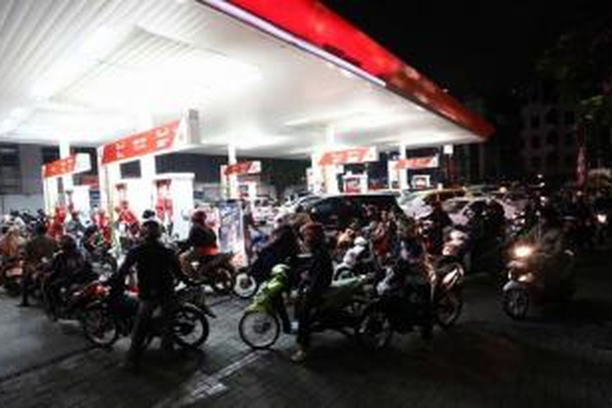 Warga antre mengisi bahan bakar minyak (BBM) di SPBU Cikini, Jakarta Pusat, seusai Presiden Joko Widodo mengumumkan kenaikan harga BBM, Senin (17/11/2014) malam.