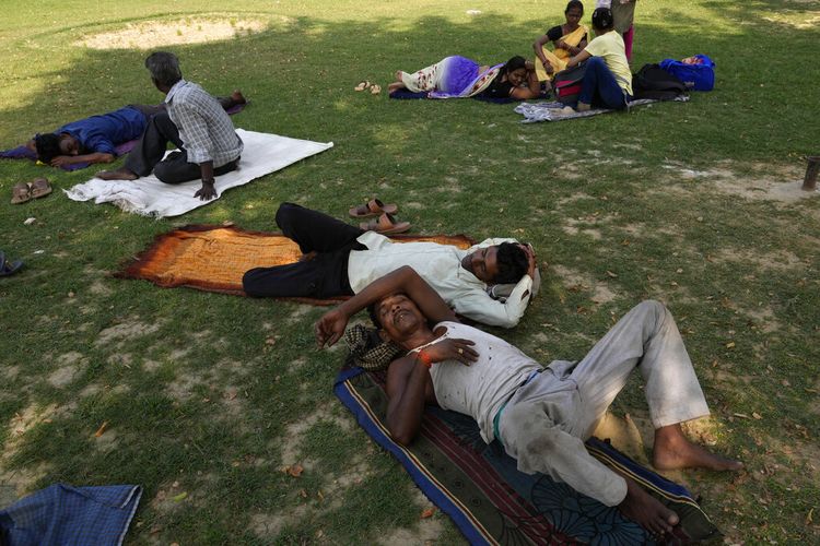 Orang-orang beristirahat di bawah naungan pohon pada sore musim panas yang panas di Lucknow di negara bagian Uttar Pradesh, India tengah, Kamis, 28 April 2022. 