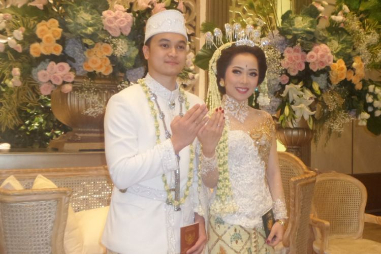 Karina Salim dan Aldy Primanda usai melangsungkan akad nikah di Thamrin Nine Ballroom, Jakarta Pusat, Sabtu (18/3/2017).