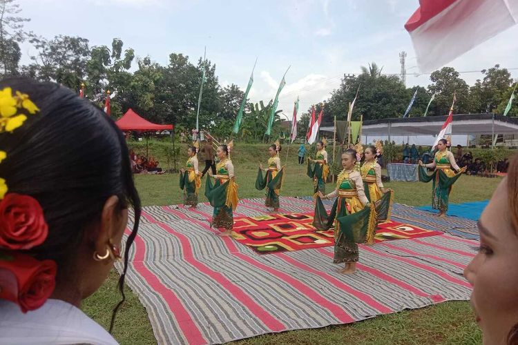 Prosesi Tumpak Tandur Bumi Wono-Ndadari atau penanaman pohon dengan tradisi peninggalan Majapahit, di Desa Pakel, Kecamatan Bareng, Kabupaten Jombang, Jawa Timur, Rabu (26/2/2026).