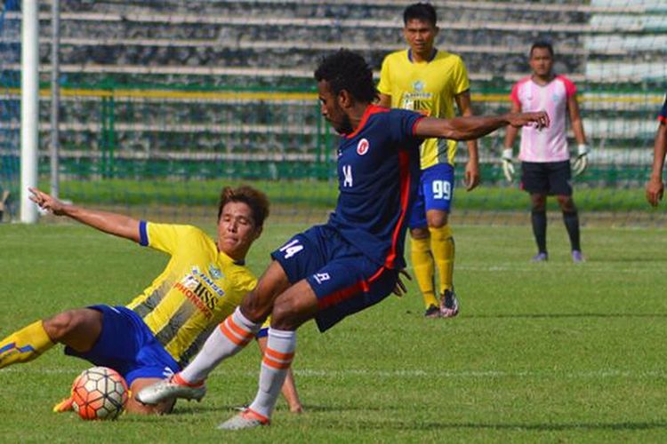 Gelandang asing Persegres Choi Hyun Yuen melakukan tekel kepada pemain Perseru Serui, dalam laga uji coba di Stadion Petrokimia, Rabu (1/2/2016).